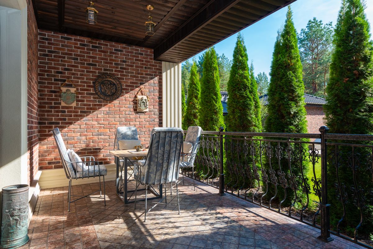 Gemütliche Terrasse mit Sitzbereich und Bepflanzung
